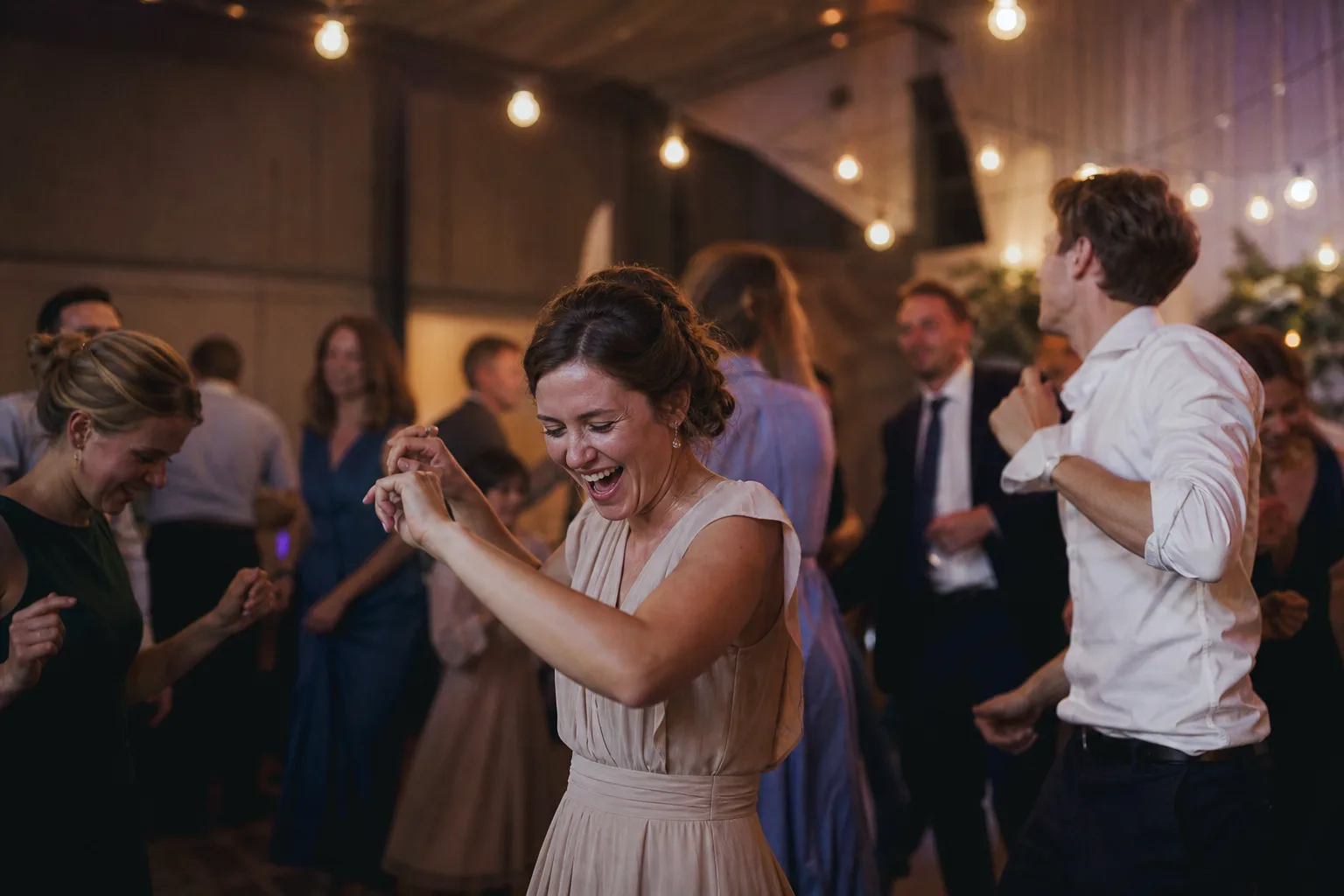 Gäster som dansar på ett bröllopsfirande