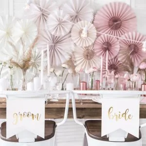 Vita Bride och Groom-stolsdekorationer med guldbokstäver